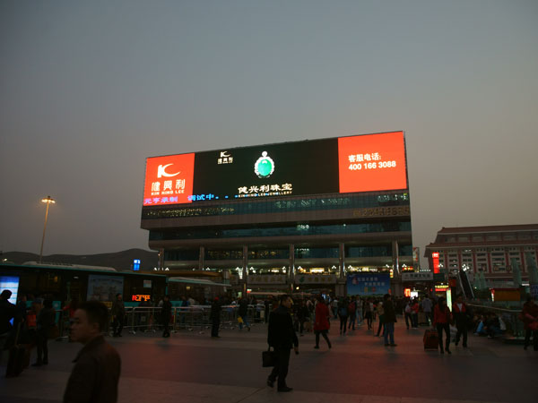 深圳罗湖口岸一块巨大LED显示屏惊艳亮相