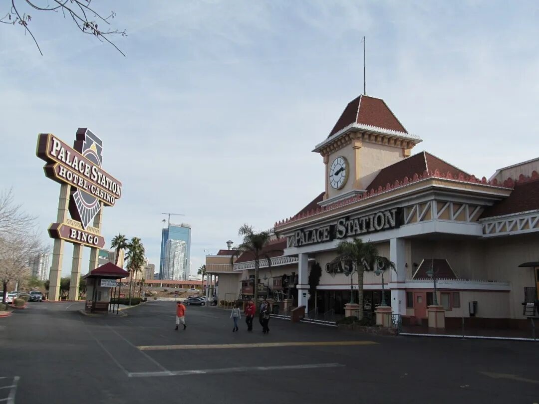 三面转角LED户外屏｜元亨光电赋能拉斯维加斯Palace Station入口数字焕新
